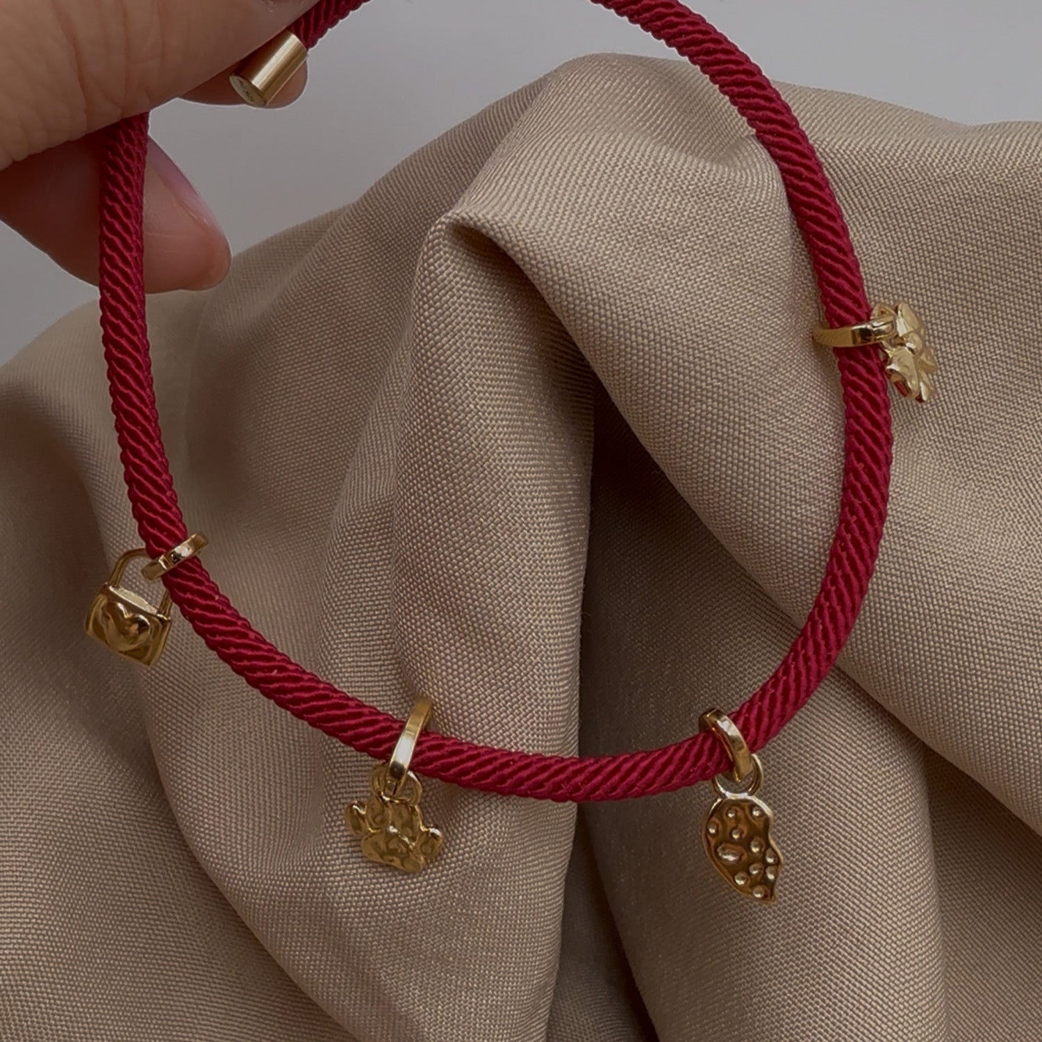 DETAIL233049