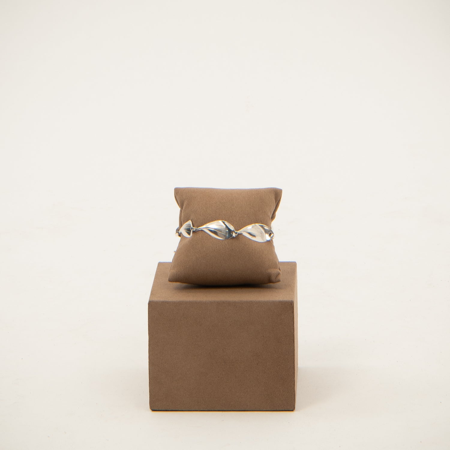 DETAIL235884