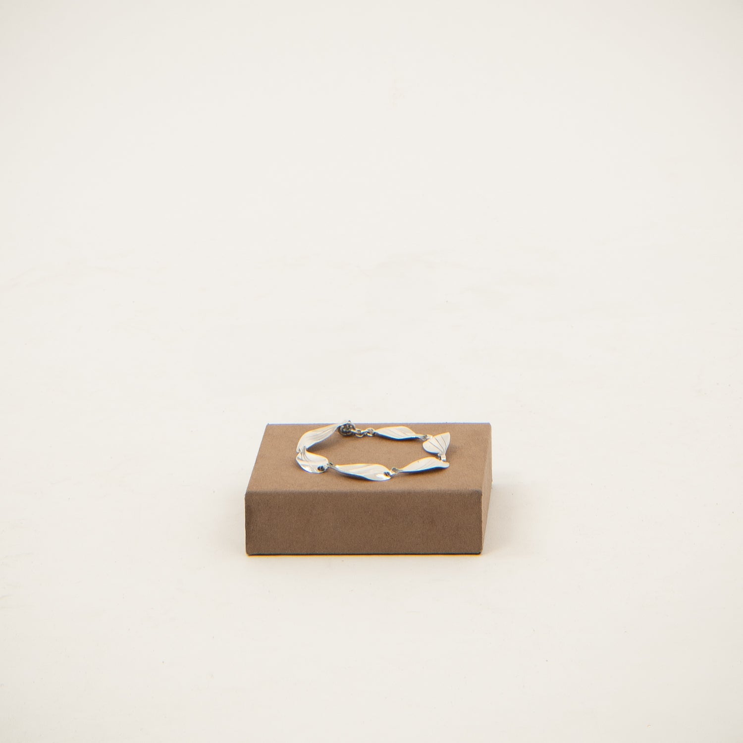 DETAIL235885