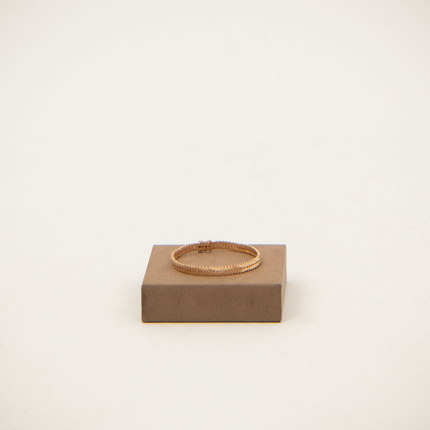 DETAIL235861