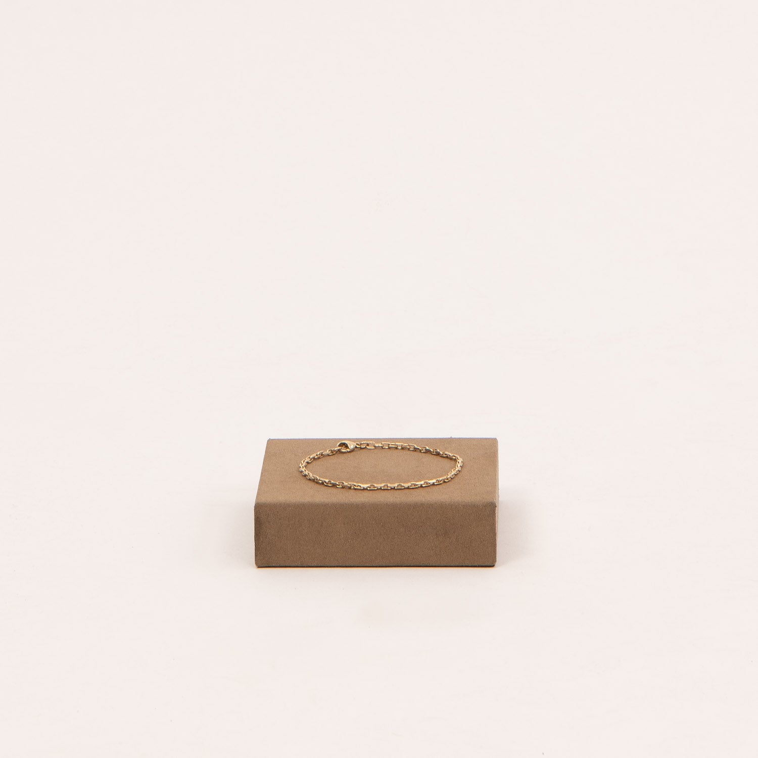 DETAIL240751