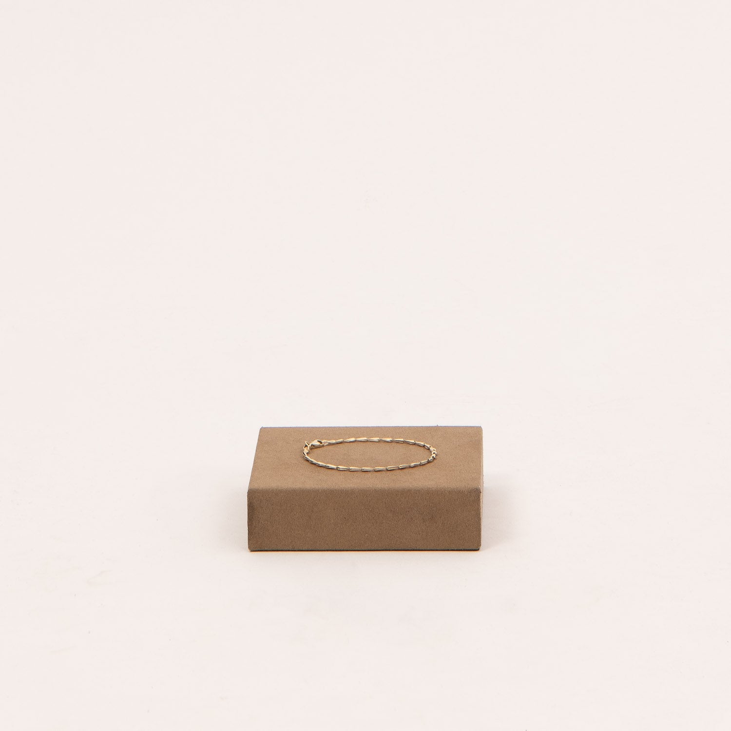 DETAIL240774